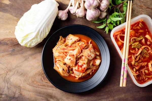 Tabakta kimçi lahanası, ahşap arka planda bowling, Kore yemeği, Top View.