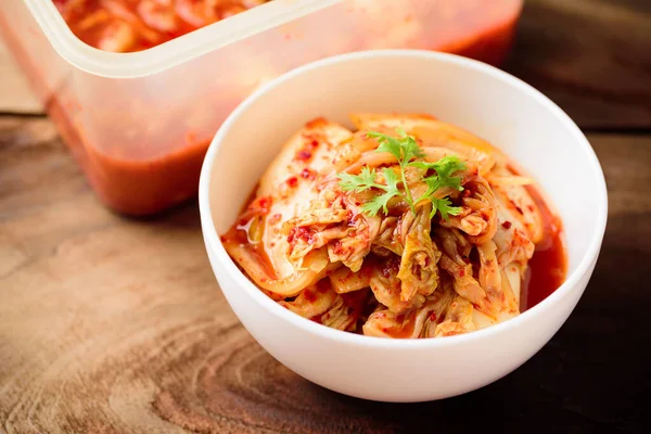 Tahta masada bir kasede kimchi lahana, Kore yemeği.