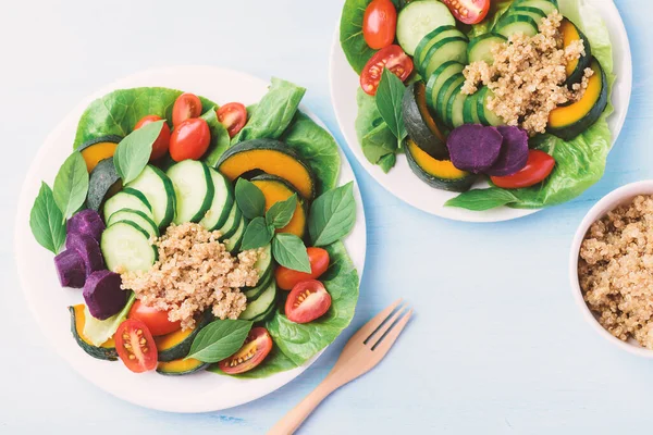 Tabakta kinoa tohumu olan salata sebzeleri, sağlıklı vejetaryen yemekleri.