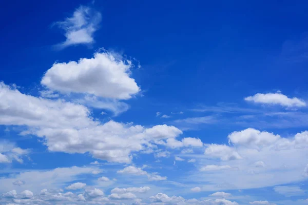 Blå Himmel Med Vita Moln Sommarsäsongen Natur Bakgrund — Stockfoto