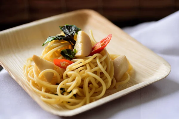 Spaghetti Speziati Fritti Con Funghi Stile Thailandese Cibo Vegano — Foto Stock