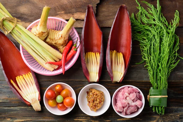 Sebzeli muz çiçeği ve pişirmeye hazırlanan domuz eti, köri veya çorba için kullanılan Güneydoğu Asya mutfağında yenilebilir bitki