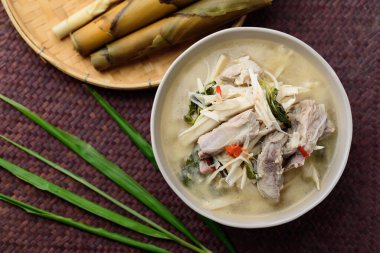 Yerel Tayland yemekleri, mayalanmış bambu kasede domuz etli baharatlı çorba, Top View.