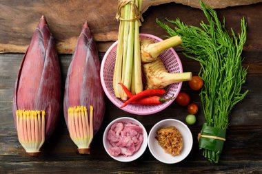 Sebze ve domuz etiyle muz çiçeği, Güneydoğu Asya mutfağında köri veya çorba için kullanılan yenilebilir bitki