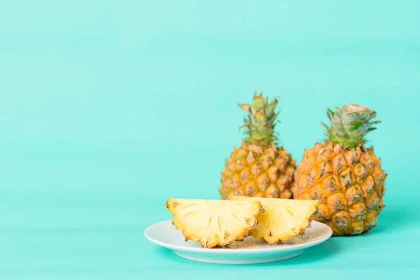 Vers Ananas Fruit Pastelgroene Ondergrond Tropisch Fruit — Stockfoto
