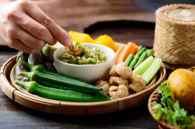 Kuzey Tayland yemeği (Nam Prik Num), baharatlı taze yeşil biber sosu haşlanmış sebze, taze sebze ve domuz kabuğu, Tayland yemeği