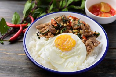 Tayland yemeği, fesleğenli kızarmış domuz eti ve pilav ile balık soslu chili yemek (Pad Kaprao Moo Kai Dao)