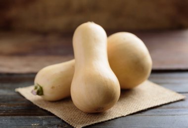 Tahta arka planda taze tereyağı ezmesi, organik sebzeler.