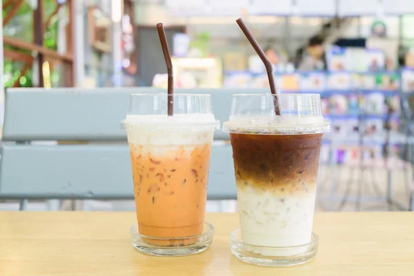 Latte Kaffe Och Thailändskt Träbord Caféet — Stockfoto