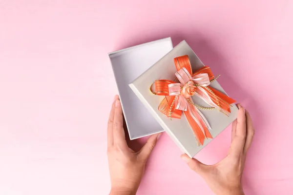 Caja Regalo Con Cinta Naranja Abierta Mano Sobre Fondo Rosa —  Fotos de Stock