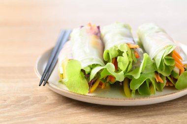 Renkli taze sebzeler salata böreği, sağlıklı vejetaryen yemeği.