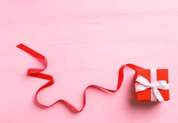 Caja Regalo Con Cinta Roja Sobre Fondo Rosa Regalo Para — Foto de Stock