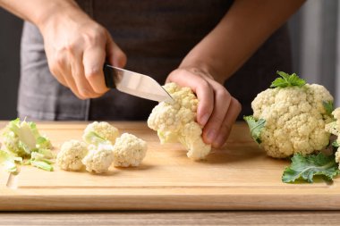 Elinizde bıçak, organik karnabahar, ev yapımı yemek.