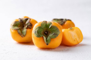 Beyaz arka planda taze olgun hurma, sonbahar tatlı meyvesi