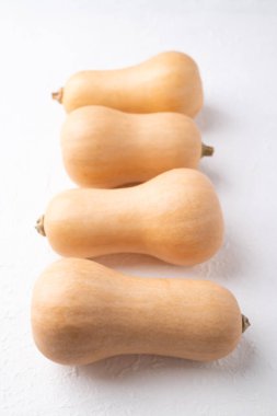 Beyaz arka planda taze tereyağlı balkabağı, sonbahar mevsiminde sebze, yiyecek malzemesi.