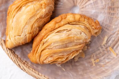 Tavukla doldurulmuş körili poğaça ya da sepette tatlı patates, Tayland usulü atıştırmalık.