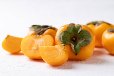 Beyaz arka planda taze olgun hurma, sonbahar tatlı meyvesi