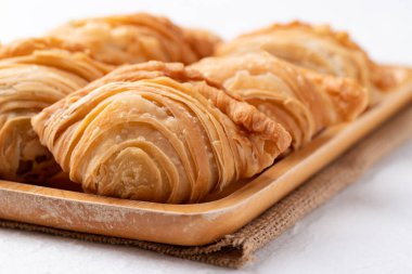 Körili puf tavuk ya da ahşap tabakta tatlı patates, beyaz arka plan, Tayland usulü atıştırmalık.