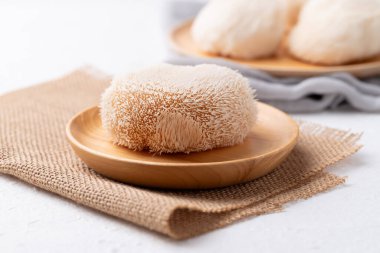 Aslan mantarı ya da ahşap tabakta Yamabushitake mantarı.