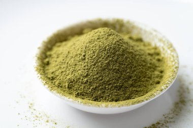 Beyaz arka planda kasede kibrit tozu