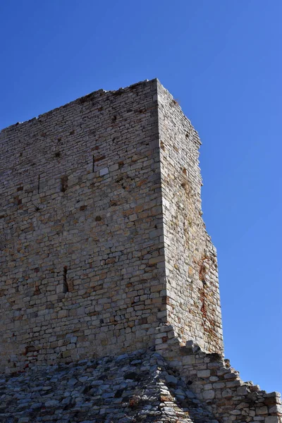 Toskana 'daki antik harabelerin renklerinin karşıtlığı