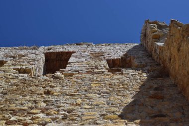Toskana 'daki antik harabelerin renklerinin karşıtlığı