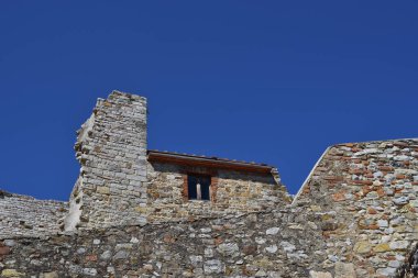 Toskana 'daki antik harabelerin renklerinin karşıtlığı