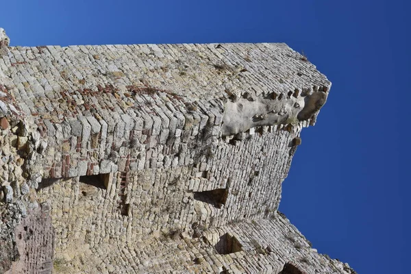 Toskana 'daki antik harabelerin renklerinin karşıtlığı