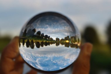 Fotoğraf mercekten çekilmiş.