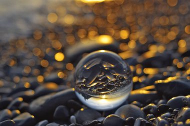 Mercekten görünen deniz manzarası.