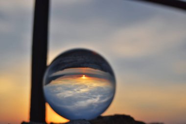 Mercekten görünen deniz manzarası.