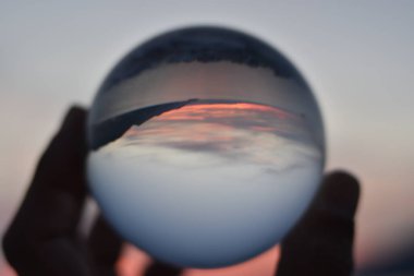 Mercekten görünen deniz manzarası.