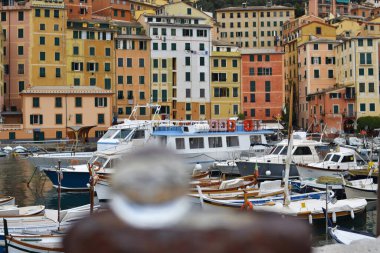 Mercekten görünen deniz manzarası.