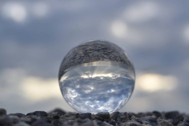 Mercekten görünen deniz manzarası.