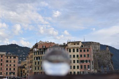 Mercekten görünen deniz manzarası.