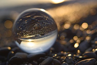 Mercekten görünen deniz manzarası.