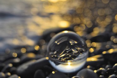 Mercekten görünen deniz manzarası.