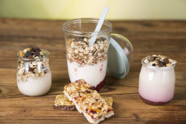 Mısır gevreği barlar, pirinç waffle, Doğal yoğurt, müsli,