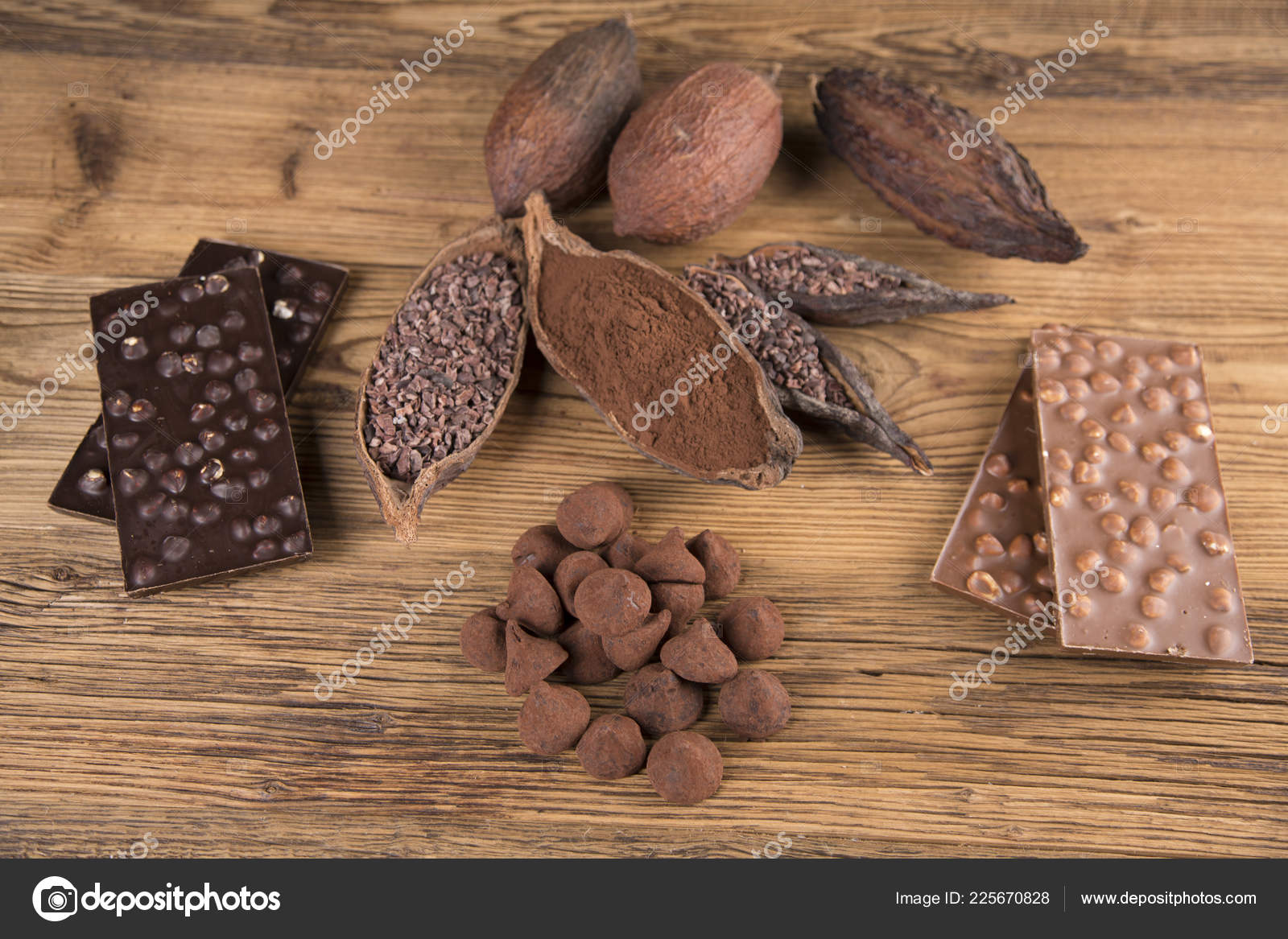 木背景上的可可豆可可和黑苦味巧克力棕色背景上的可可原——图库图片© dianaduda #225670828