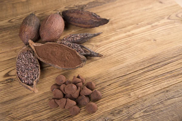 木背景上的可可豆 可可和黑苦味巧克力 棕色背景上的可可原 — 图库照片