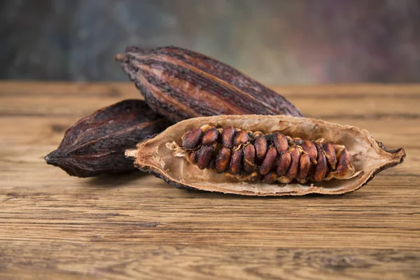 Cacaobonen Een Houten Achtergrond Cacao Donkere Bittere Chocolade Rauwe Cacao — Stockfoto