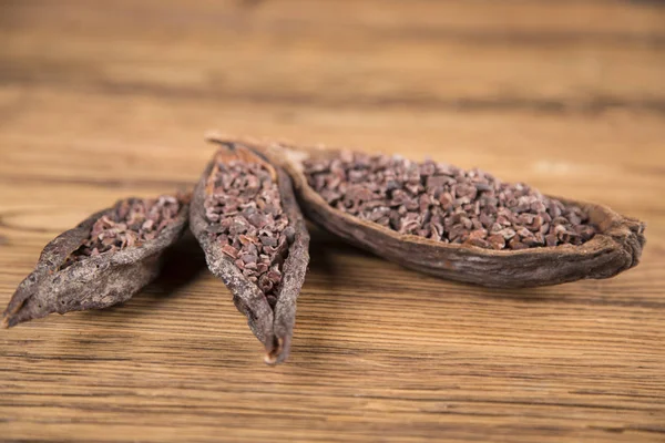 Kakaobohnen Auf Holzgrund Kakao Und Dunkle Bitterschokolade Roher Kakao Auf — Stockfoto