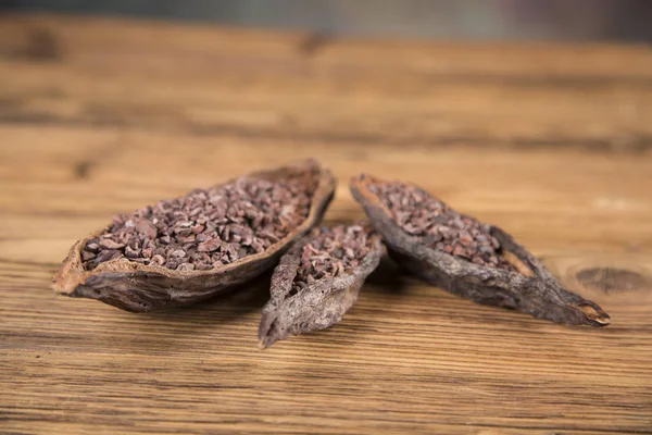 Ziarna Kakaowca Podłoże Drewniane Kakao Ciemnego Gorzkiego Kakao Czekolada Raw — Zdjęcie stockowe