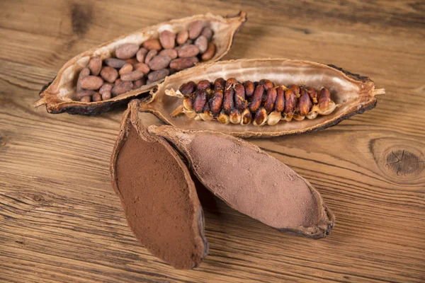 木背景上的可可豆 可可和黑苦味巧克力 棕色背景上的可可原 — 图库照片