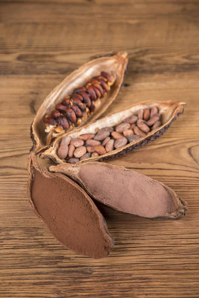 Cacaobonen Een Houten Achtergrond Cacao Donkere Bittere Chocolade Rauwe Cacao — Stockfoto