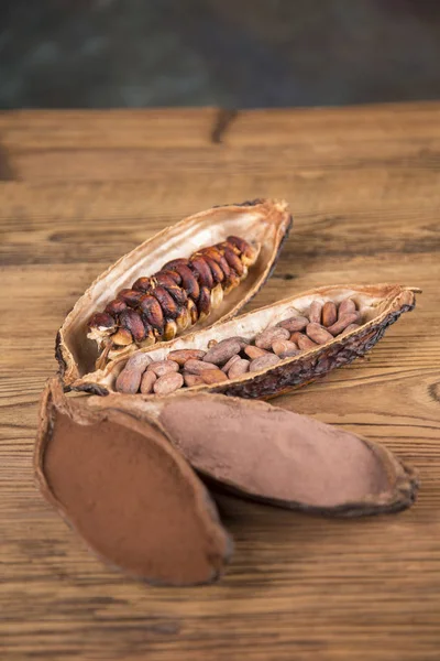 Cacaobonen Een Houten Achtergrond Cacao Donkere Bittere Chocolade Rauwe Cacao — Stockfoto