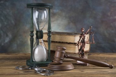 Avukatlar office arka plan. Hukuk kompozisyon gri taş zemin üzerine simgeleri.