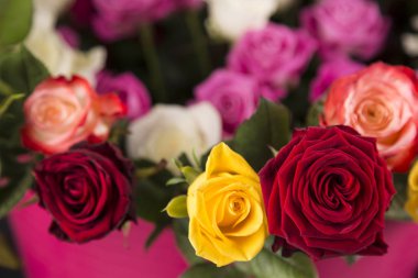 Sevgililer hediye için beyaz ve pembe gül buketi.