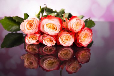 Siyah bir zemin üzerine haber gül buketi. Sevgililer günü.