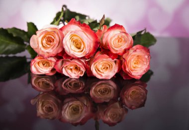 Siyah bir zemin üzerine haber gül buketi. Sevgililer günü.